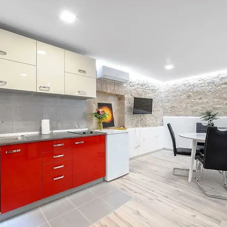 Falcons Nest * Šibenik