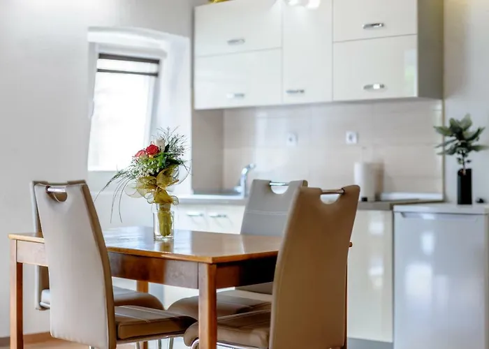 Falcons Nest שיבניק